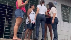 Raquel e Priscila visitam família da vítima de deslizamento de barreira em Olinda