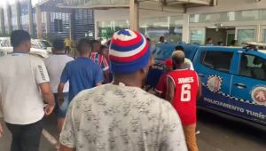 Torcedores do Bahia protestam contra delegação após goleada sofrida para o Sport 