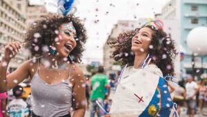 Cuidados com a voz e com a audição são importantes no Carnaval; confira dicas