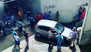 Carro desgovernado invade estação de Metrô do Recife, atinge uma moto, três pessoas e derruba portão