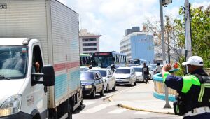 Protesto em frente à Prefeitura do Recife complica trânsito no Centro nesta sexta