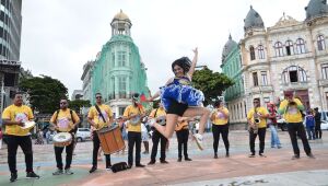 No Dia do Frevo, ruas do Recife têm apresentações de orquestras e blocos líricos