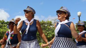 Bloco Folia Sem Idade leva alegria e frevo e alegrias às ruas de Olinda