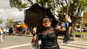 Irreverência e criatividade marcam fantasias de foliões na volta do Galo da Madrugada