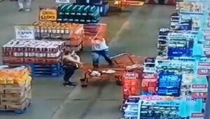 Homem joga carrinho de compras em mulher dentro de supermercado de Goiás