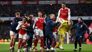 Arsenal vira sobre Bournemouth e segue líder do Inglês; City bate Newcastle