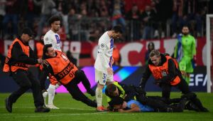 Torcedor invade o campo e quase derruba Messi após vitória do Bayern contra PSG; veja o vídeo