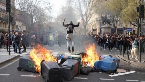 Milhares de franceses protestam contra um Macron inflexível sobre reforma da Previdência