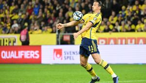 Ibrahimovic se torna jogador mais velho a disputar eliminatórias da Euro