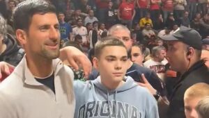 Djokovic recompensa jovem que encontrou seu cartão de crédito durante jogo de basquete