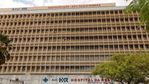 Adolescente mordida por tubarão em Piedade tem braço amputado no Hospital da Restauração