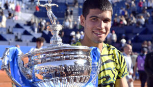 Alcaraz vence Tsitsipas e é bicampeão do ATP de Barcelona
