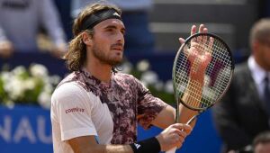 Tsitsipas vence Sinner em jogo eletrizante e continua vivo na briga pelo tri de Montecarlo