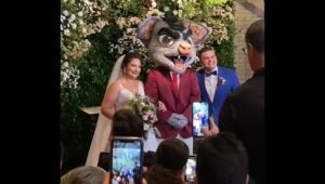 Mascote do Náutico, Timbu entrega alianças em casamento de alvirrubros; veja