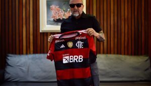 Sorrindo e de óculos escuros, Sampaoli desembarca no Rio e não fala com torcida nem imprensa