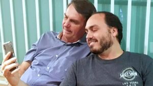 Carlos Bolsonaro anuncia que deixará de comandar redes sociais do pai