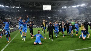 Napoli empata com Udinese e é campeão italiano 33 anos depois