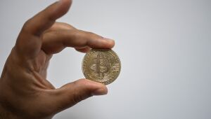 Criptomoedas: bitcoin recua, com falta de novos catalisadores impedindo marca de US$ 100 mil