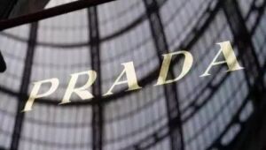 Prada estaria de olho em compra da rival Versace, diz jornal