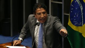 Magno Malta se estranha com deputado em sessão da CPI do 8 de janeiro: 'Tentado a dar um coice'