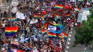 Milhares de israelenses participam da Parada do Orgulho Gay em Jerusalém