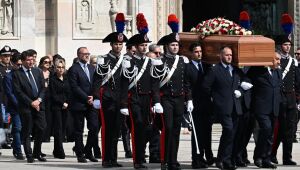 Admiradores de Berlusconi se reúnem em Milão para funeral do Estado