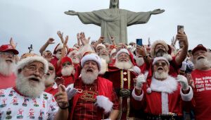 Natal fora de época: papais noéis invadem o Cristo Redentor durante congresso no Rio