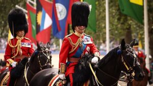 Charles III anda a cavalo no 1º desfile de seu aniversário