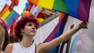 Milhares de pessoas protestam em apoio à comunidade LGBTQIA+ na Polônia