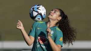 Meia Angelina elogia período de treinos da seleção feminina de futebol