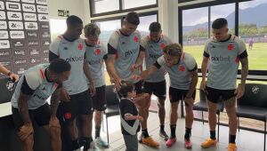 Pequeno Guilherme visita CT do Vasco para "passar energia" aos jogadores