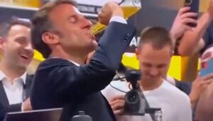 Macron "vira" cerveja com jogadores de rúgbi e é criticado na França: "Masculinidade tóxica"; vídeo