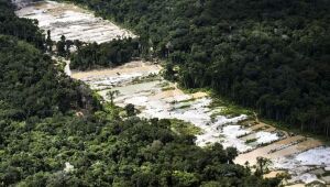 Indígenas libertam embarcações retidas na Amazônia peruana