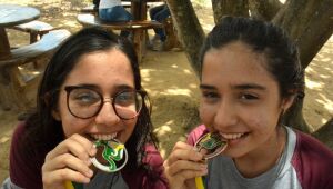 Premiadas pelo sexto ano seguido, gêmeas do RN recebem medalha de ouro na Olimpíada de Matemática