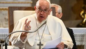 Papa Francisco passará por cirurgia abdominal nesta quarta-feira (7)