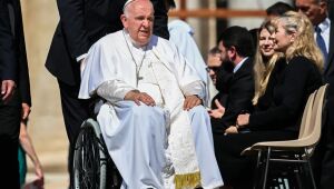 Papa Francisco passou "uma boa noite" no hospital após cirurgia, diz Vaticano