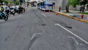 Mulher é atropelada por BRT ao atravessar a rua no Bairro do Recife