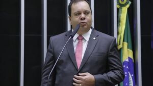 Preterido por Lira, Elmar prega contra ''unanimidade artificial'' após lançamento de Motta