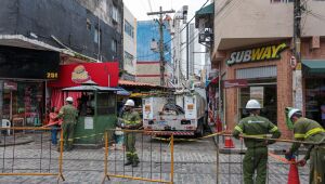 Fio de energia elétrica cai de poste e atinge barraca no Centro do Recife