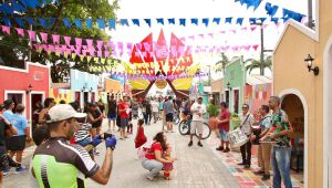 Famílias aproveitam o domingo pré-São João para curtir o arraial do Bairro do Recife