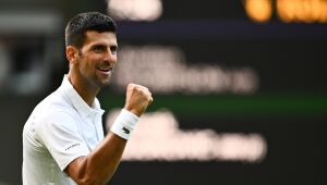 Djokovic perde set, mas avança às quartas de final de Wimbledon