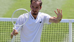 Medvedev supera Mannarino em jogo de dois dias e vai à terceira rodada de Wimbledon