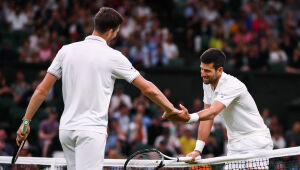 Jogo entre Djokovic e Hurkacz em Wimbledon vai terminar nesta segunda-feira (10)