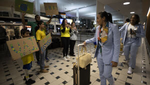 Seleção brasileira desembarca na Austrália para Copa do Mundo Feminina