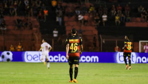 Enderson sai em defesa de Juba após vaias da torcida