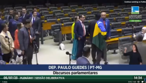 Deputado bolsonarista parte para cima de petista em bate-boca na Câmara: "Você é covarde"; vídeo