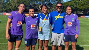 Etiene Medeiros visita seleção brasileira de futebol feminino na Austrália