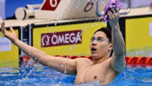 Chinês Qin Haiyang bate recorde e conquista título mundial nos 200m peito