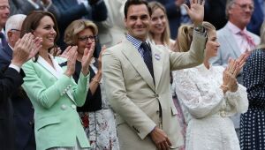 Federer é ovacionado em primeira visita a Wimbledon após aposentadoria