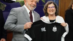 Lula posa com camisa do Central no Palácio do Planalto